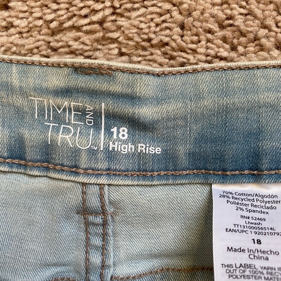 NWT Women’s Time And Tru Straight Cropped Jeans - Picture 2 of 5